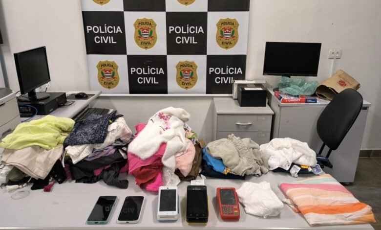 Polícia apreende roupas roubadas de loja em adega em Santos