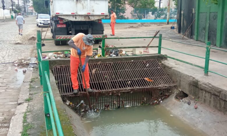 Canais e galerias de Santos passam por limpeza