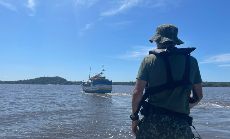 Polícia Ambientla flagra pesca irregular em Praia de Caraguatatuba