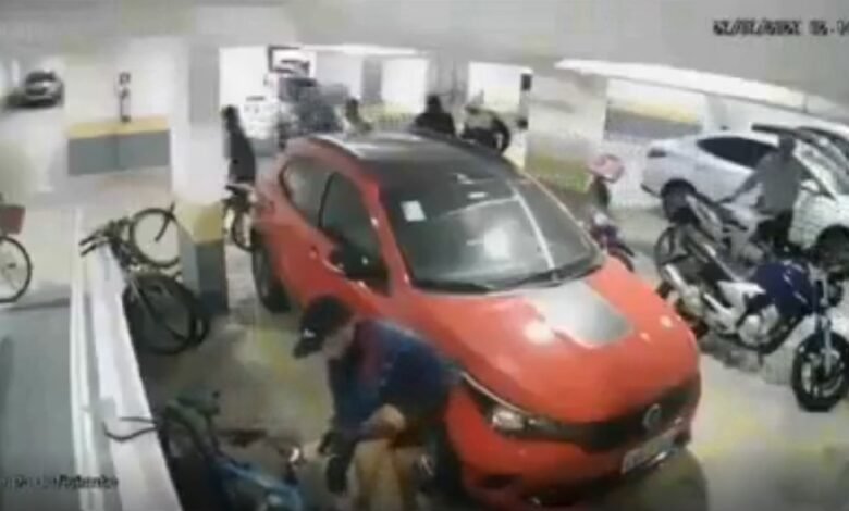 VÍDEO - Quadrilha invade prédio no Litoral e faz a 'limpa' em garagem
