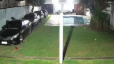 Bandidos armados rendem 12 pessoas dentro de uma casa no Guarujá