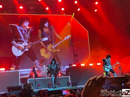 Show da banda Kiss é interrompido após vocalista passar mal