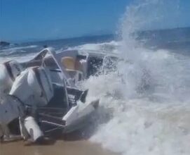 Lancha com pai e filho trinca no mar e causa pânico em Guarujá