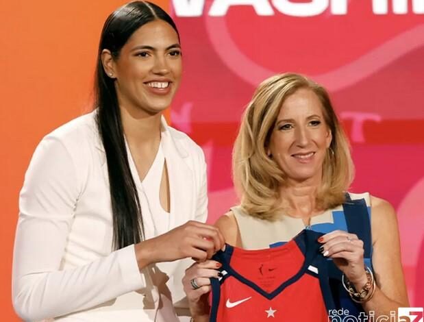 Stephanie Soares vai jogar a WNBA ao ser a primeira escolhida diretamente da universidade no Draft