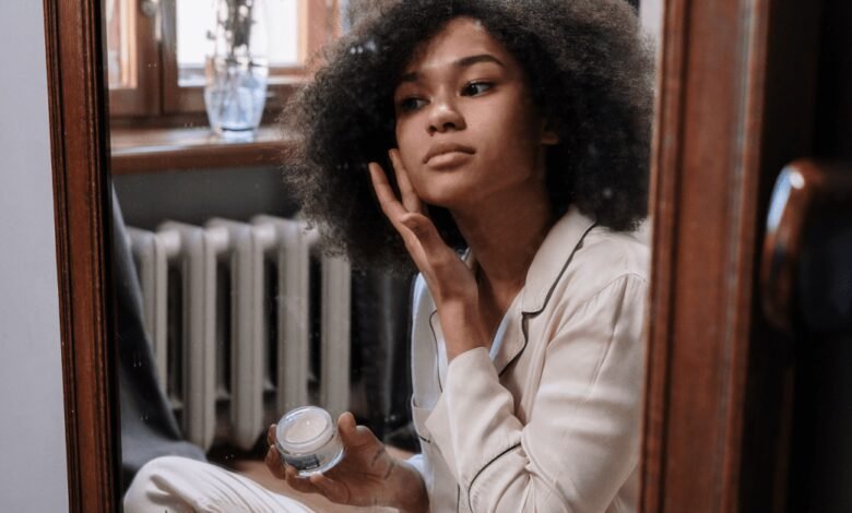 Saiba qual a importância do cuidado com a pele do rosto: a dermatologista esclarece