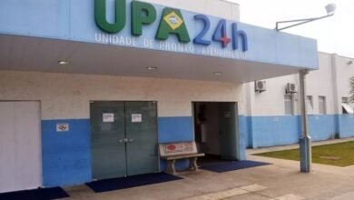 Mulher tira a roupa e ameaça funcionários da UPA de Peruíbe, chamando de 'anões de jardim'