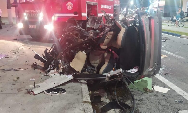 VÍDEO - Motorista sobrevive após grave batida em Guarujá