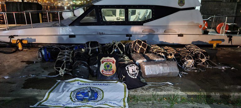 Polícia Federal e Marinha do Brasil realizam apreensão de drogas no Porto Santos