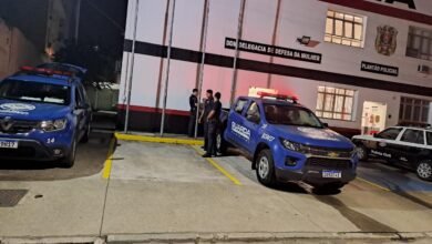 Guardas municipais apreendem quatro menores por furtos e detêm um homem por tráfico na orla de Santos