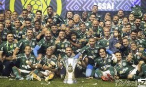 Elenco do Palmeiras com a taça de campeão brasileiro em 2022.