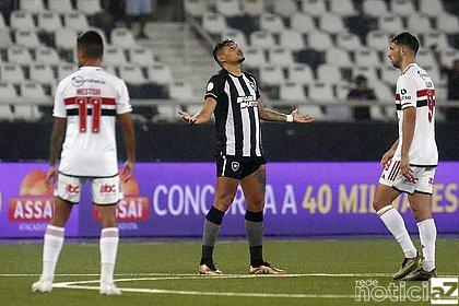 São Paulo perde para o Botafogo no Engenhão e vê pressão aumentar