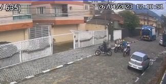 VÍDEO - Criminosos roubam uma moto em 30 segundos