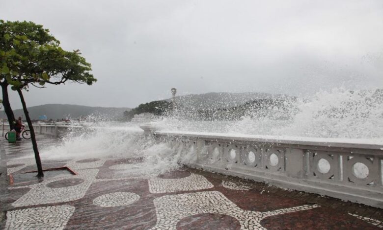 Mudança de tempo provoca pancadas de chuva e ondas de 3 metros em Santos