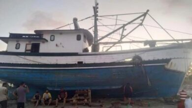 Barco encalhado em Ilha Comprida é retirado da praia