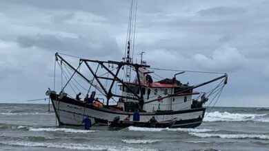 Barco encalha em Ilha Comprida e quatro pessoas são salvas