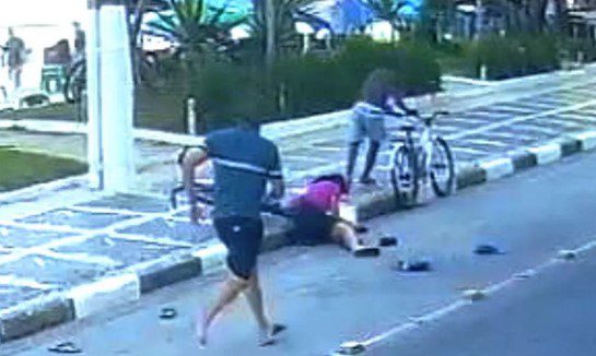 Casal de turistas é roubado e agredido na orla do Guarujá