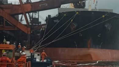 Navio que esteve envolvido no derramamento de 200 litros de combustível no Porto de Santos é liberado