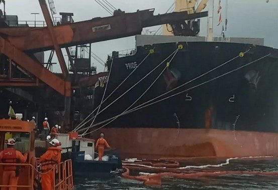 Navio que esteve envolvido no derramamento de 200 litros de combustível no Porto de Santos é liberado