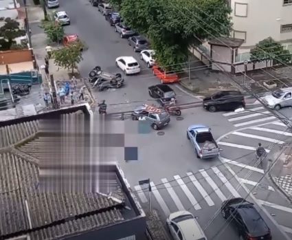 VÍDEO - Acidente grave acontece em cruzamento do bairro Campo Grande em Santos