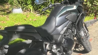 Moto furtada de concessionária é recuperada e réplica de fuzil é apreendida