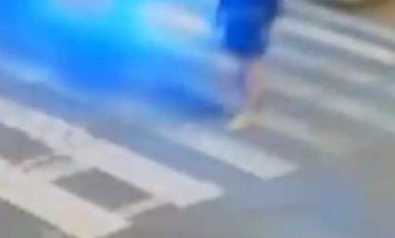 VÍDEO - Idosa é arremessada após ser atropelada por motociclista