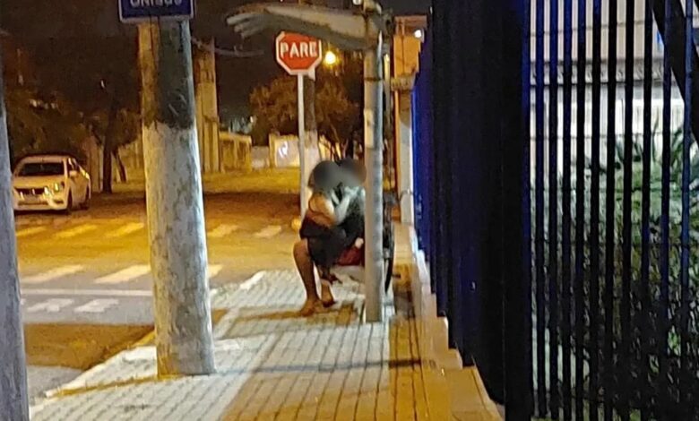 Casal é visto fazendo "movimentos sexuais" em frente a escola do litoral