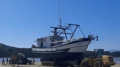 Barco encalhado em Ilha Comprida volta ao mar após 25 dias