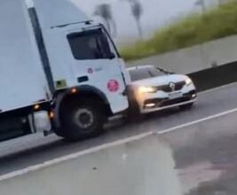 VÍDEO - Caminhoneiro se vinga de bandidos e arrasta carro na Anhanguera