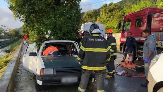 Três pessoas ficam feridas após carro bater contra árvore em São Vicente