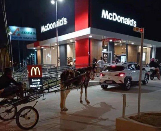 Drive-thru de fast food recém-inaugurado em São Vicente recebe charrete guiada por cavalo