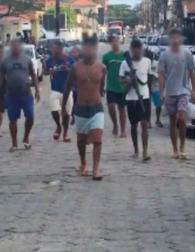 Bandidos andam com armas ao ar livre em comunidade de Guarujá