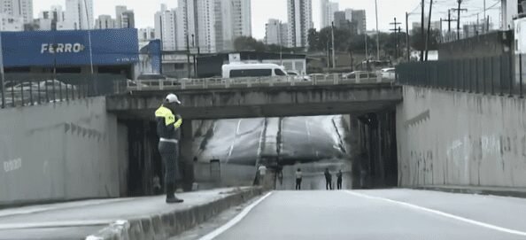 Homem morre ao tentar passar em túnel alagado