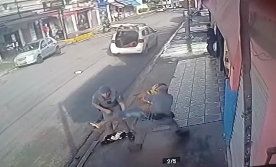 VÍDEO - Policiais são baleados durante briga com bandido