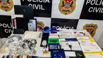 Polícia apreende drogas e cartões bancários na casa de suspeito de tráfico de drogas
