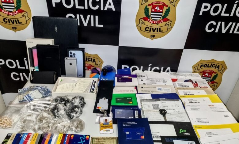 Polícia apreende drogas e cartões bancários na casa de suspeito de tráfico de drogas