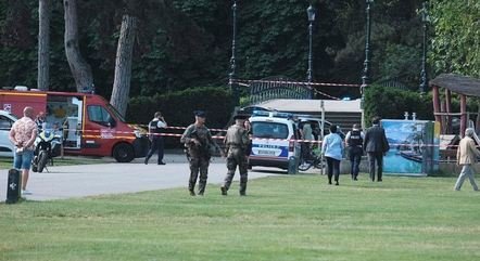 Quatro crianças e um idoso são alvo de ataque com faca