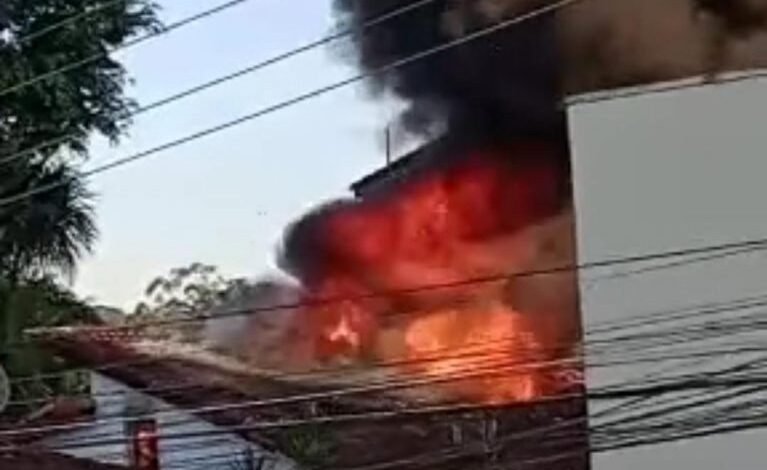 VÍDEO - Condomínio residencial de Bertioga é atingido por incêndio