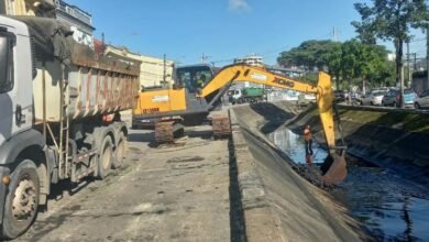 Limpeza em canal de Santos retira 420 toneladas de lixo