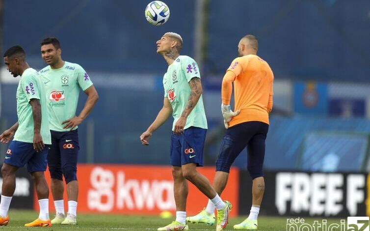 Seleção brasileira realiza 1º treino com grupo completo em Barcelona