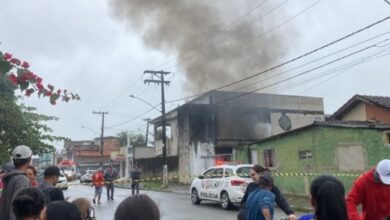 Casa pega fogo em Guarujá após brincadeira com bombinhas