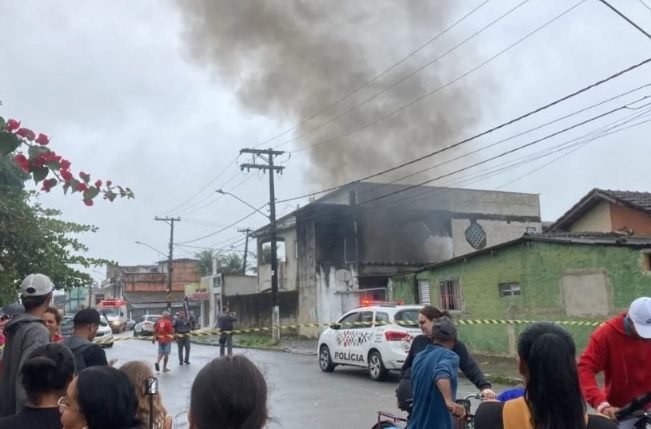 Casa pega fogo em Guarujá após brincadeira com bombinhas