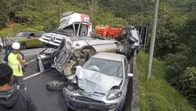 VÍDEO - Caminhão causa acidente e arrasta 14 carros