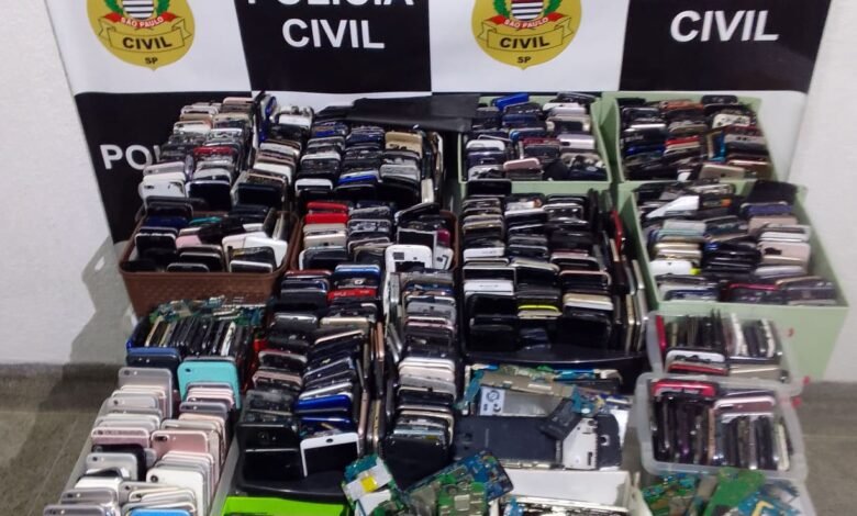 VÍDEO - Polícia apreende diversos celulares durante operação em São Vicente