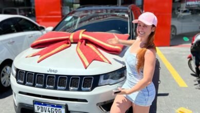 Influencer muda de vida com "nudes" e compra carro de luxo avaliado em 200 mil reais