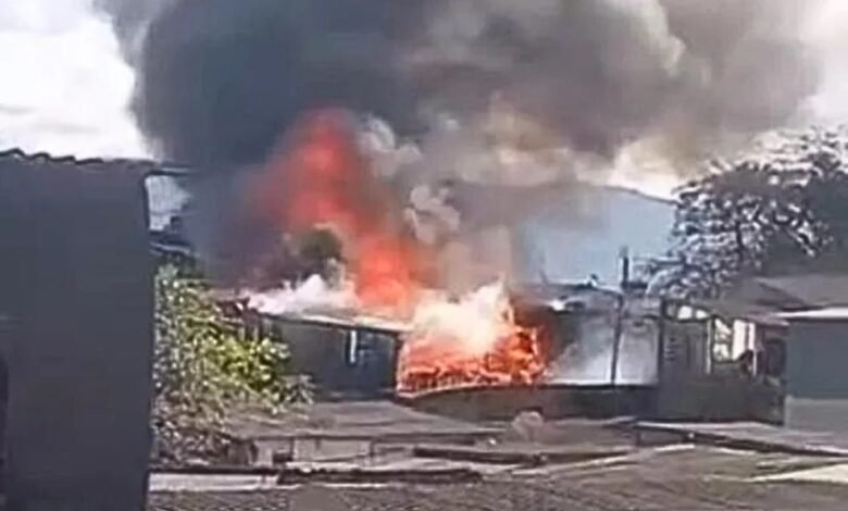 VÍDEO - Incêndio atinge comunidade Dique das Caixetas, em São Vicente