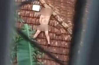 VÍDEO - Homem é gravado se masturbando em cima do telhado de sua casa