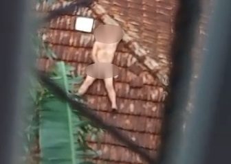 VÍDEO - Homem é gravado se masturbando em cima do telhado de sua casa