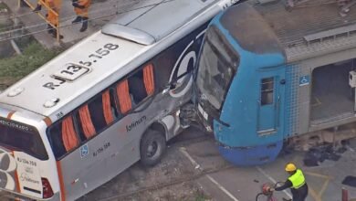 Colisão entre ônibus e trem deixa 19 feridos