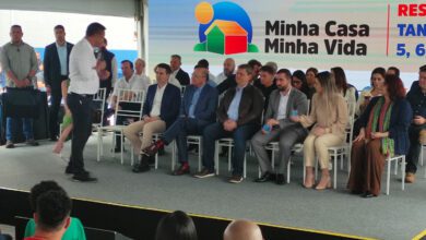 Prefeitos de Santos e São Vicente trocam farpas durante entrega de moradias