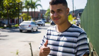 Exemplo de perseverança, jovem vicentino viraliza na internet vendendo balas